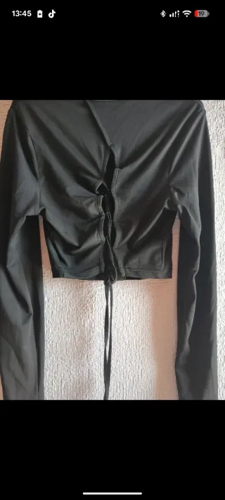 Camiseta negra cuello alto manga larga crop