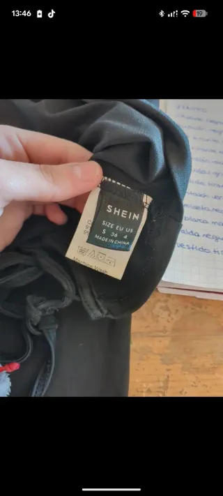 Camiseta negra cuello alto manga larga crop