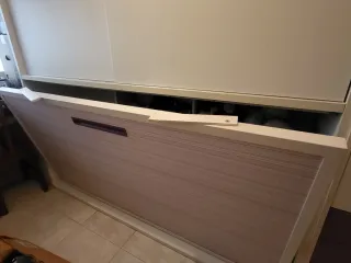 Armario con cama y escritorio.