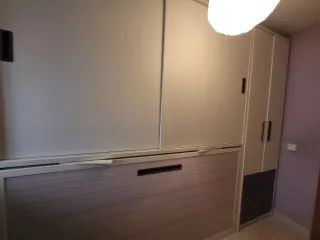 Armario con cama y escritorio.