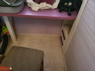 Armario con cama y escritorio.