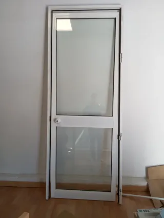Puerta aluminio blanca doble acristalamiento