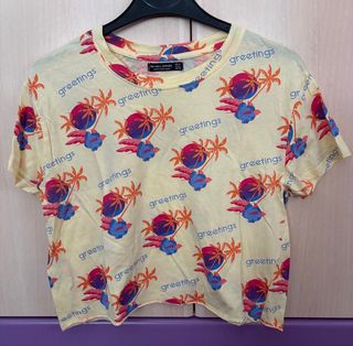 Camiseta corta Bershka con palmeras y flores