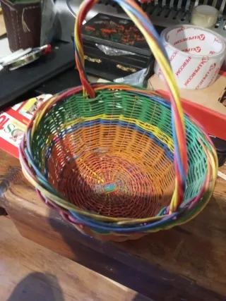 Cesto tejido a mano multicolor
