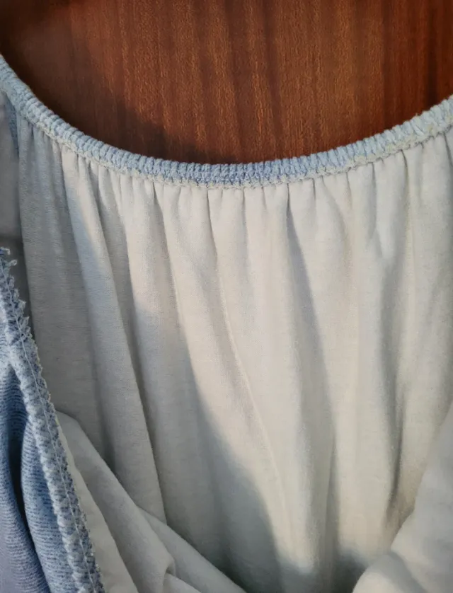 VESTIDO CON CUELLO DE BARCO.