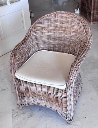 3 Sillones de ratán con cojín beige