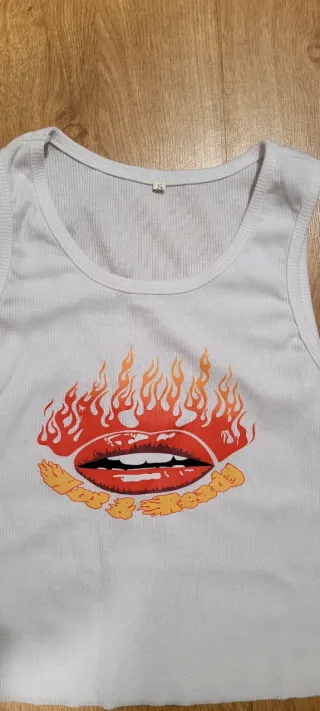 Camiseta sin mangas con labios y llamas Talla S