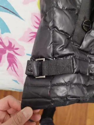 Chaqueta acolchada negra con capucha