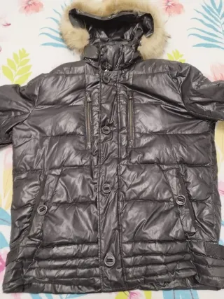 Chaqueta acolchada negra con capucha
