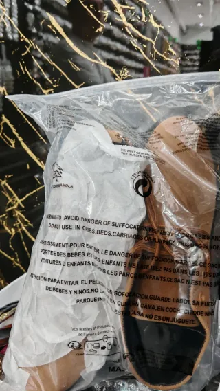 botín de hombre de cordones y suela plana negra.