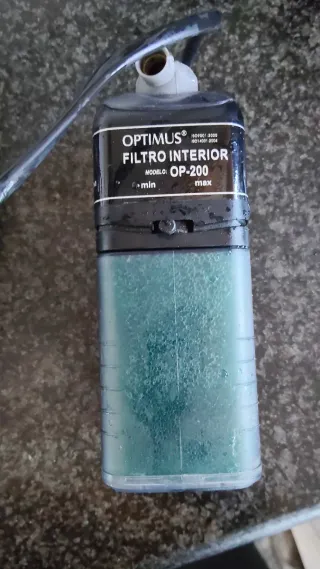 Acuario de cristal negro y transparente