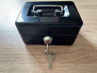 Mini caja registradora negra con llave