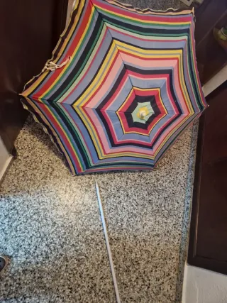 Silla plegable playa rosa y sombrilla