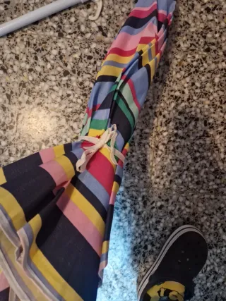 Silla plegable playa rosa y sombrilla