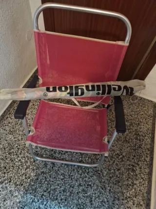 Silla plegable playa rosa y sombrilla