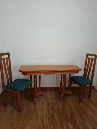 Mesa de comedor y 6 sillas de madera