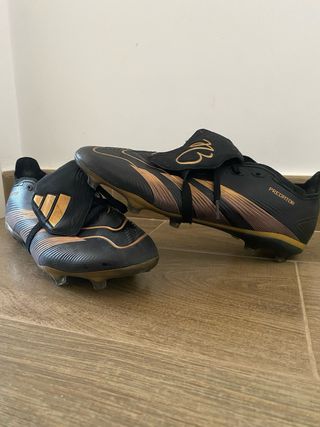 Botas de fútbol Adidas negras y doradas Predator