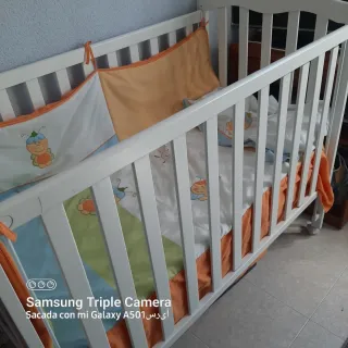 Cuna de bebé con  colchón  y ropa