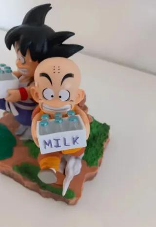 Figuras Goku y Krilin con leche