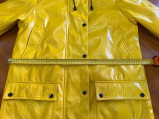 Chubasquero amarillo Pull&Bear Talla S