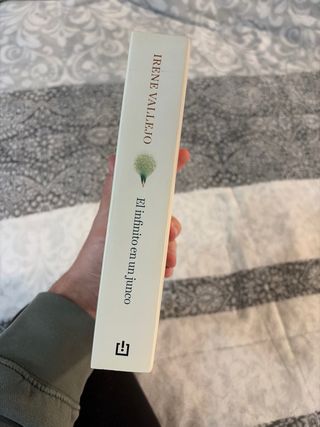 El infinito en un junco: La invención de los li...