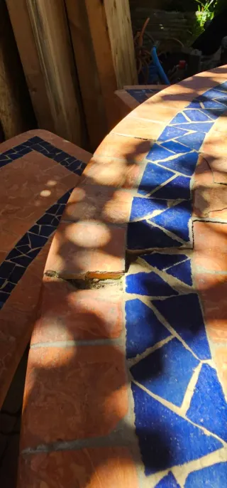 Mesa y bancos de jardín de piedra
