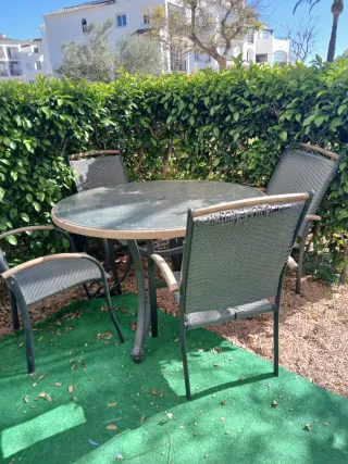 Mesa y 4 sillas de exterior