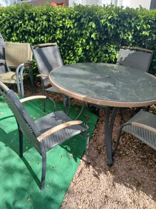 Mesa y 4 sillas de exterior