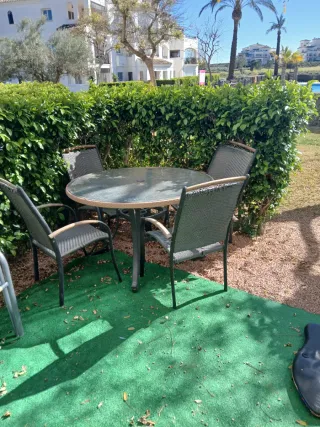 Mesa y 4 sillas de exterior
