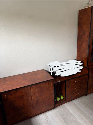 Mueble de madera con vitrina