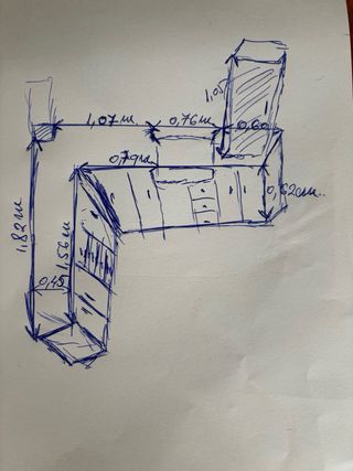 Mueble de madera con vitrina