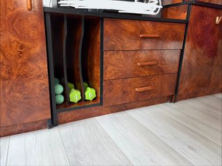 Mueble de madera con vitrina