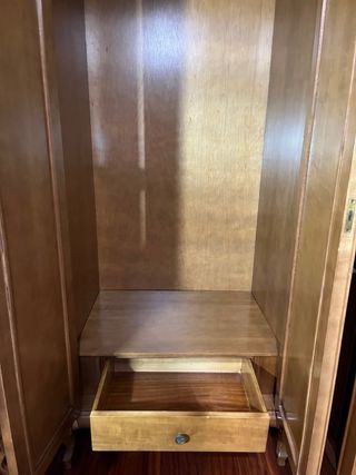 Armario de madera clásico