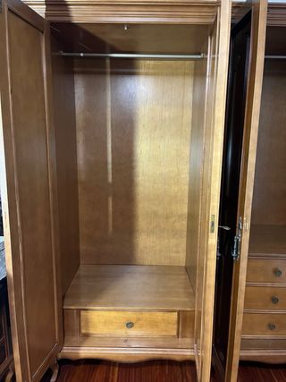 Armario de madera clásico