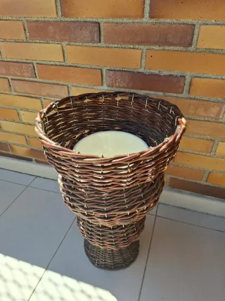 Macetero de mimbre y cerámica