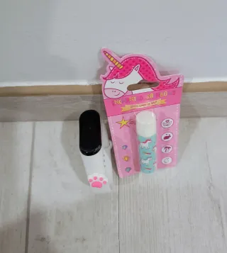 Reloj digital blanco y bálsamo labial unicornio