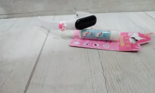 Reloj digital blanco y bálsamo labial unicornio