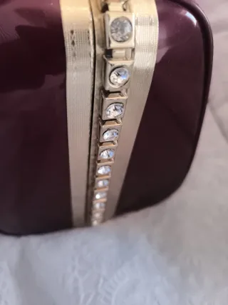 Bolso de mano morado y dorado