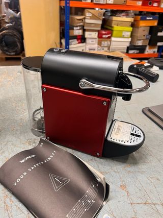 Máquina Nespresso DeLonghi Pixie Roja