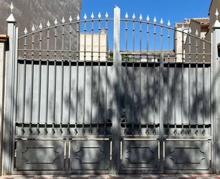 Puerta de hierro maciza