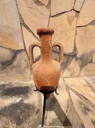 Botijo terracota antiguo con soporte de hierro