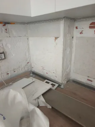 Cocina modular blanca y plateada