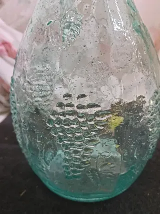 Botella antigua de vidrio con uvas de decoración
