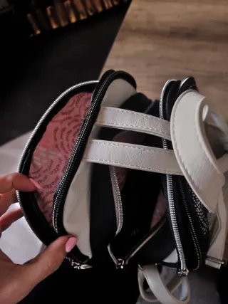 Mochila Anekke Negra y Blanca