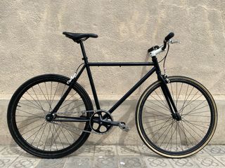 Bicicleta de ciudad negra