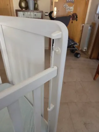 Cuna blanca con ruedas