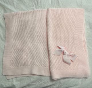 Arrullo bebé rosa pastel con lazo