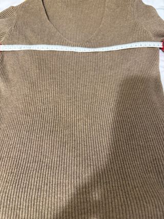 Jersey canalé cuello pico marrón