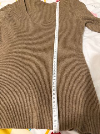 Jersey canalé cuello pico marrón