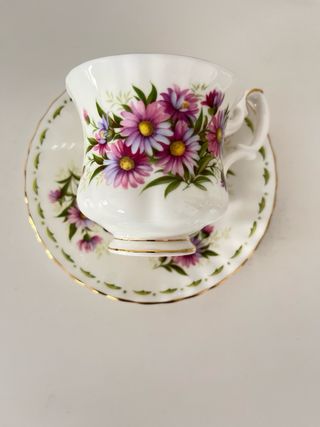 Taza de café antigua con flores de Royal Albert